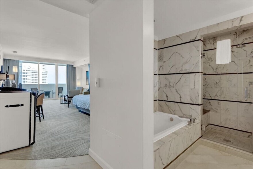 Building Photo - 4391 Collins Ave