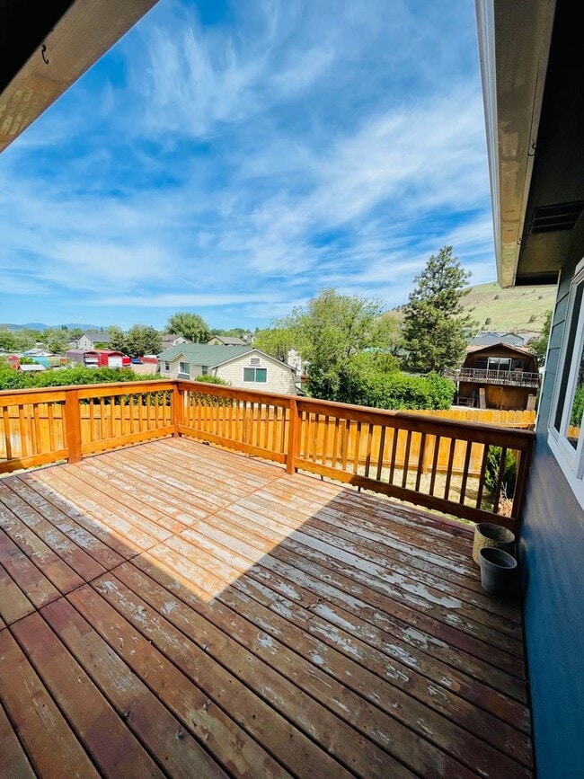 Building Photo - Entertainers delight, 3bdrm 2.5 bath home ...