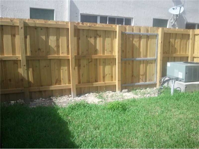 Building Photo - 2271 NE 42nd Cir