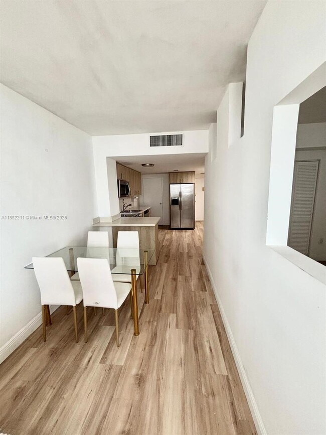 Building Photo - 801 Brickell Bay Dr