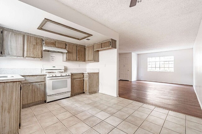 Building Photo - "Chic & Spacious 2-BR Gem in Covina: Modern Living with 2 Full Baths!"