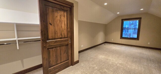 Building Photo - Close to Golf, Skiing, Swimming, Hiking....