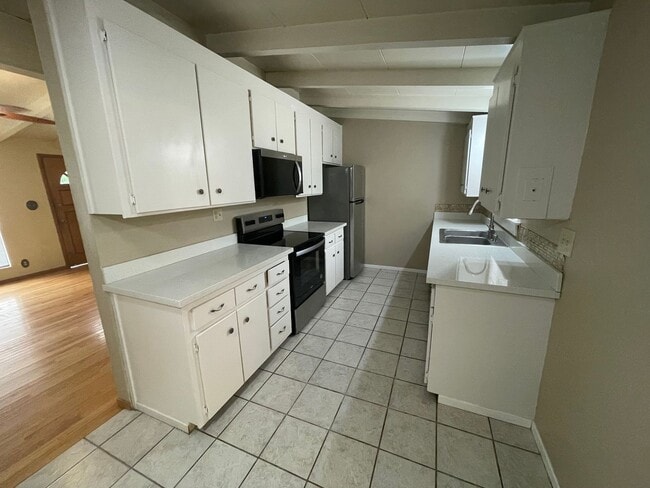 Building Photo - $3,590 / 3 BR - 1509 SF - VERY NICE MISSIO...
