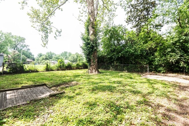 Building Photo - Amazing 3 Bedroom 1 Bathroom Home