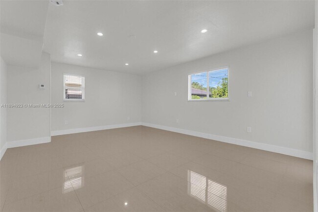 Building Photo - 5520 SW 91 Ave