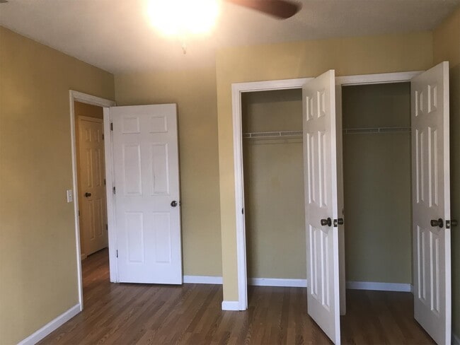 Building Photo - 886 Darrow Ln