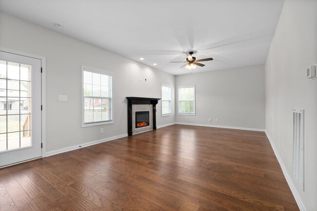 Building Photo - Pet Friendly Four Bedroom!