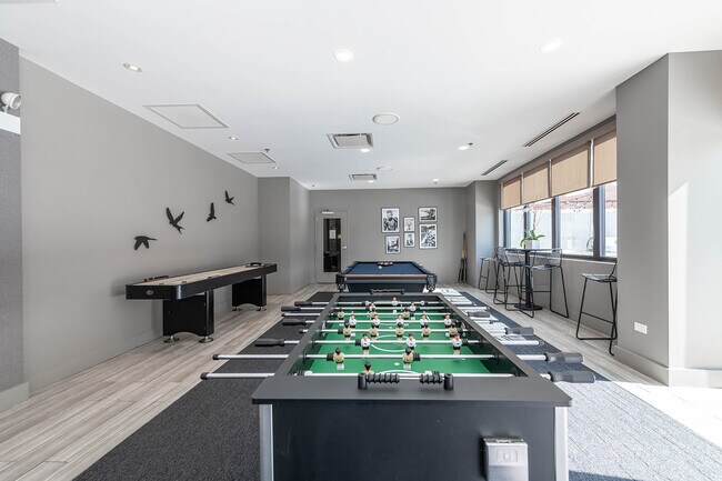 Building Photo - 211 W Scott St