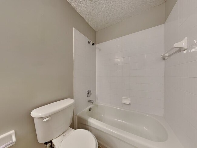 Building Photo - 4-bed, 2-bath home in Sheffield Oaks