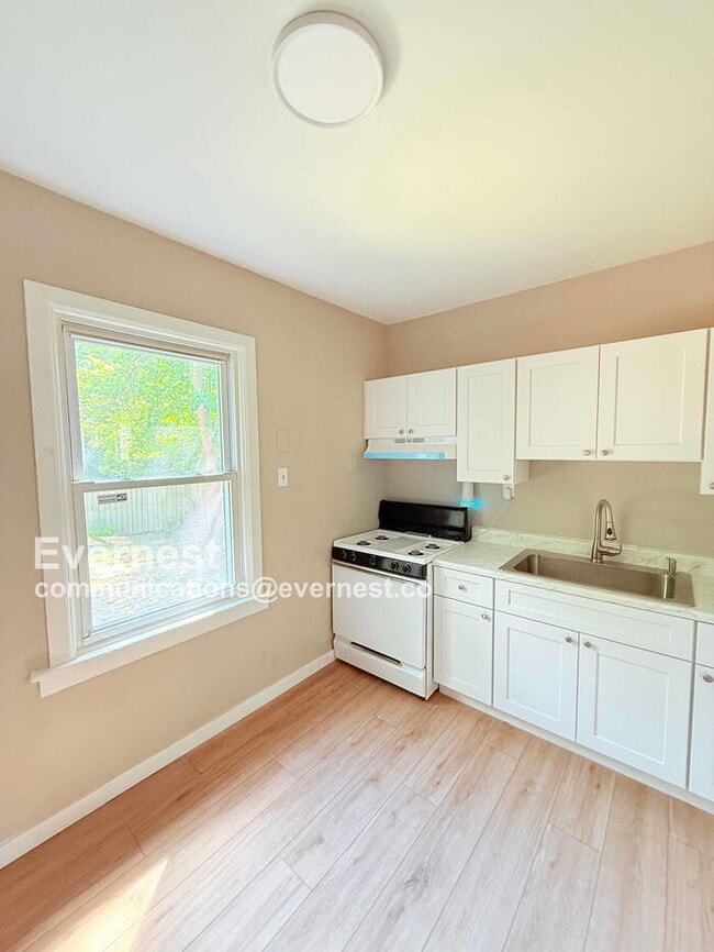 Building Photo - 3 Bed/1 Bath Home / Pet-Friendly / Available Now!