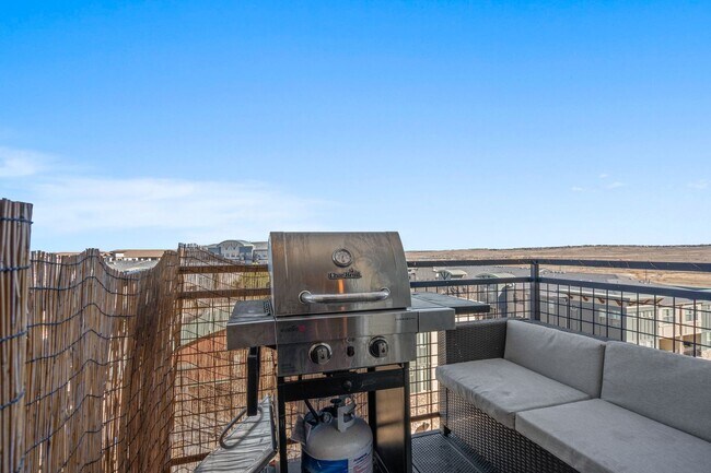 Building Photo - Charming 2 Bed, 2 Bath Top-Floor Condo with Great Sunrise Views