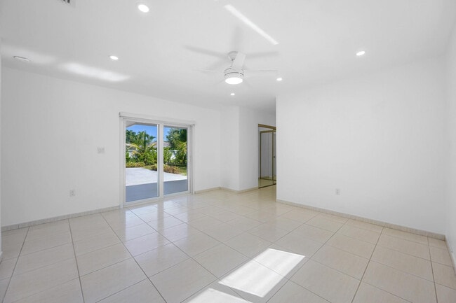 Building Photo - 9515 SW 118th Ct