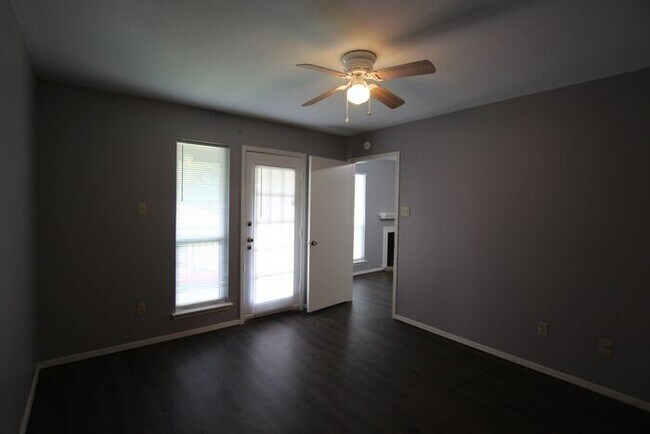 Building Photo - 1 Bed 1 Bath, Upstairs Apartment Unit at H...