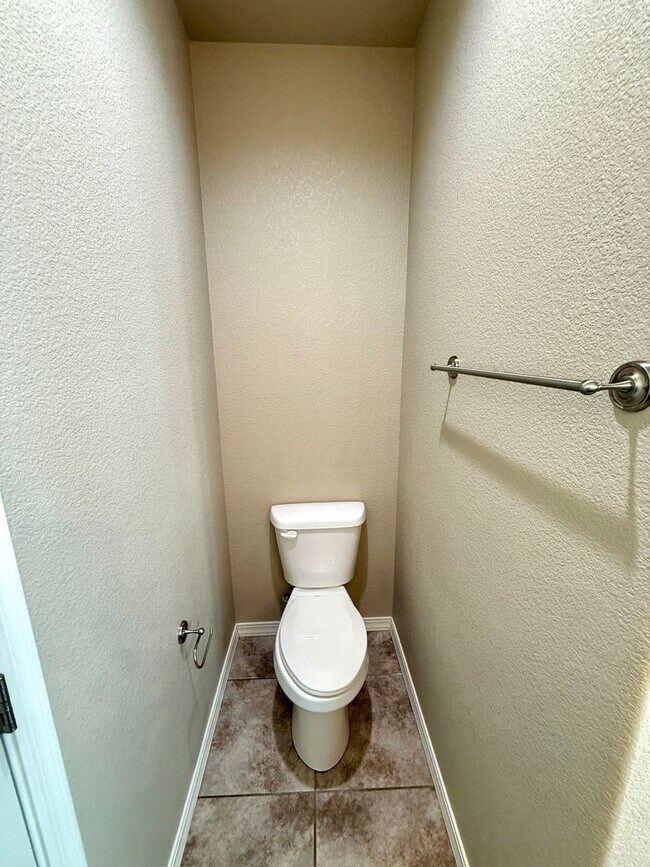 Building Photo - Beautiful 3 Bedroom with 3 Car Garage- Available Now!