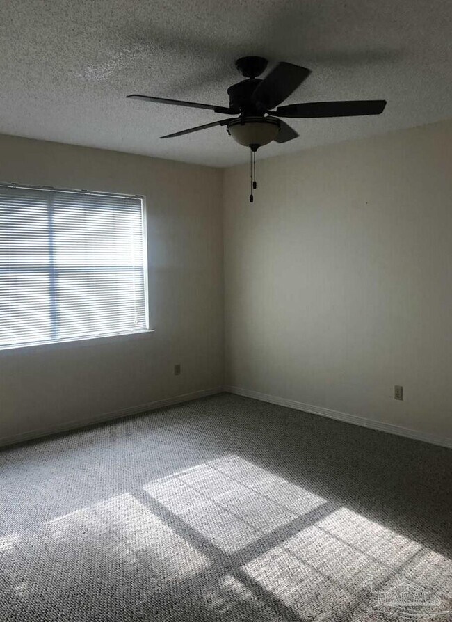 Building Photo - 3885 Hidden Oaks Dr