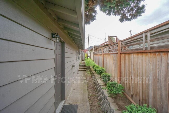 Building Photo - 609 W McLoughlin Blvd
