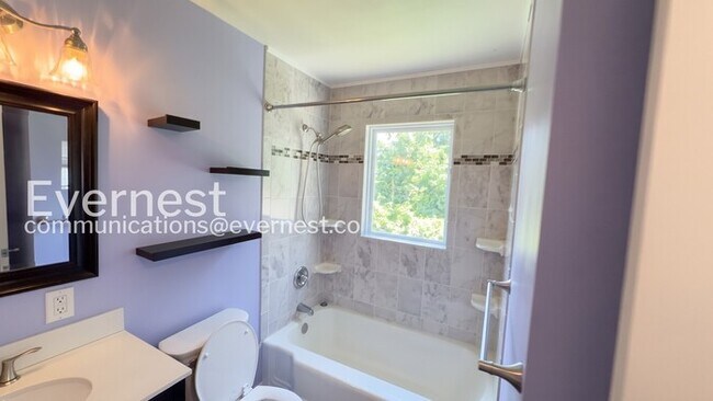 Building Photo - 3 Bed/2 Bath Home with Fenced Yard & Garage / Pet-Friendly / Available Now!