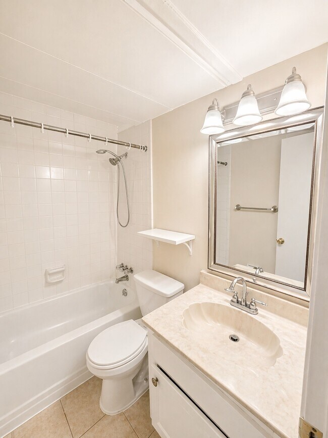 Building Photo - 6410 Del Monte Dr