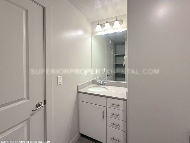 Building Photo - 2 bed, 1 bath Condo