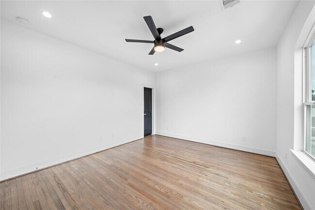 Building Photo - 1011 E 28th St