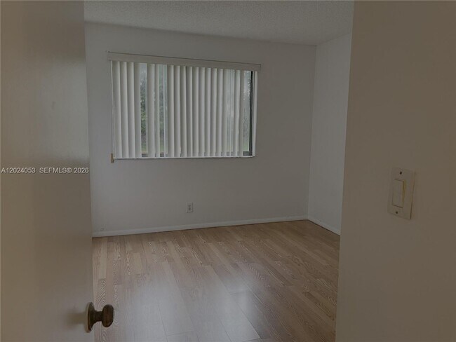 Building Photo - 191 Lakeview Dr