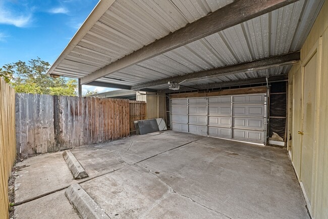 Building Photo - 8726 Wilcrest Dr