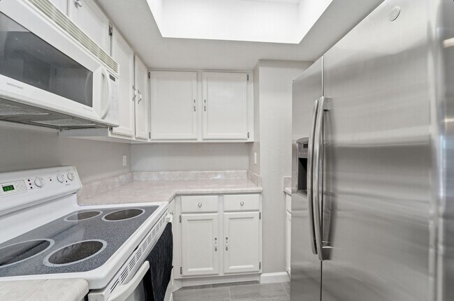 Building Photo - Central Phoenix Gem! Private Patio, Gated, Pool + Underground Parking