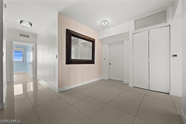 Building Photo - 3000 Oasis Grand Blvd