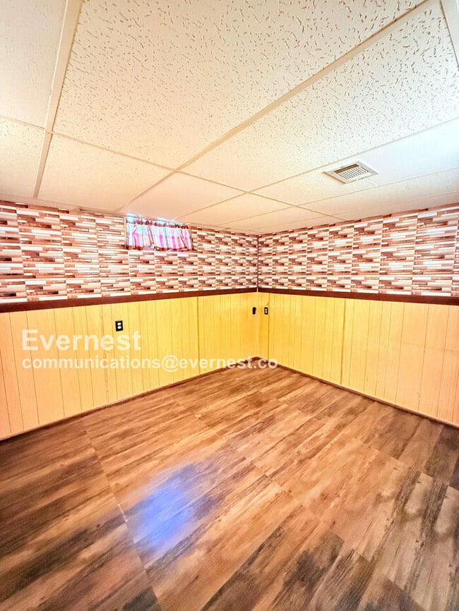 Building Photo - W/D Included! Single-Family Home w/ Centra...