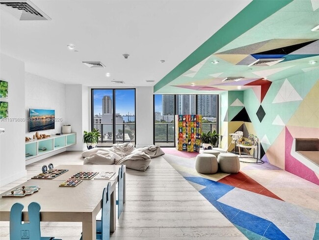 Building Photo - 121 NE 34th St