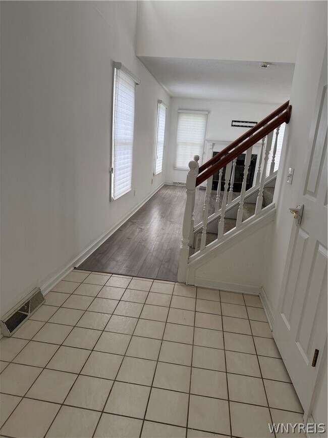 Building Photo - 304 Forest Edge Dr