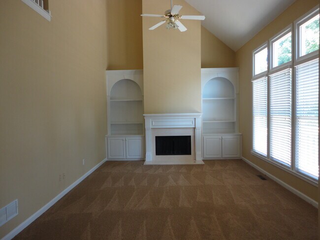 Building Photo - 697 Mountain Oaks Parkway