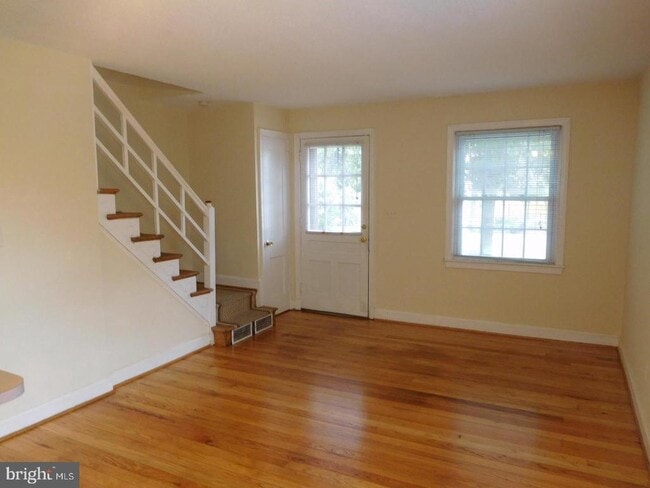 Building Photo - 14 E Linden St