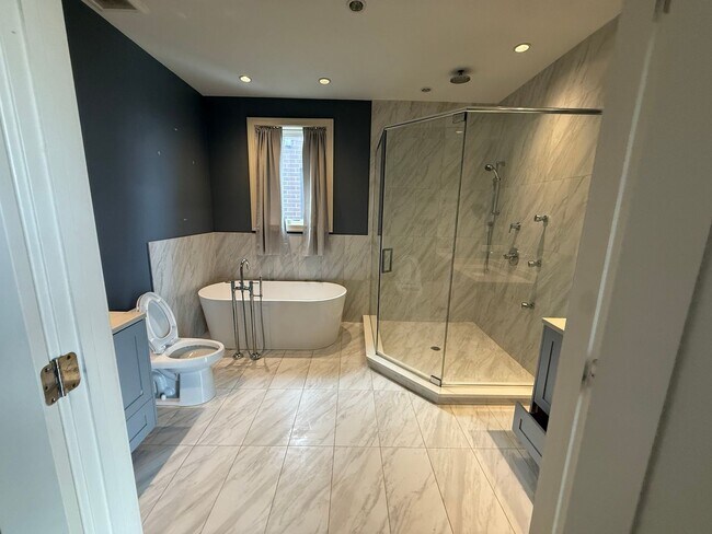 Building Photo - Luxury 3BR/2BA Condo – Prime Hyde Park Location, Modern Finishes