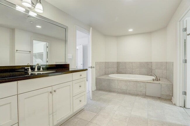 Building Photo - 914 N Main St