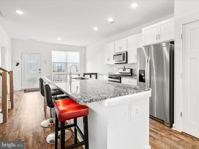 Building Photo - 404 Waverley Dr
