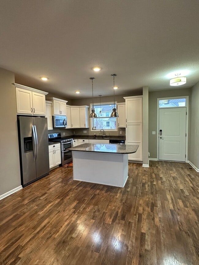 Building Photo - Beautiful 3 bed 3 bath home in the heart of Eden prairie!