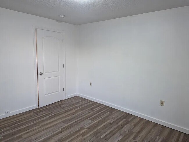 Building Photo - 6th St