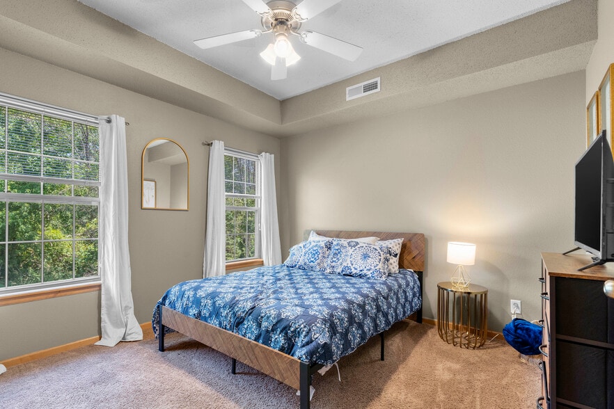 Building Photo - 805 Blue Sky Dr