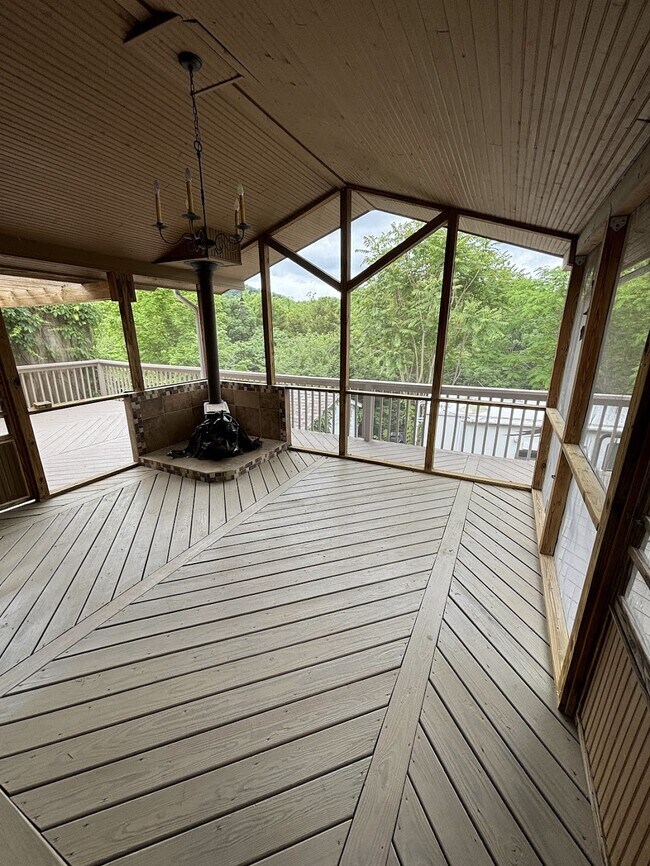 screened in back porch - 4627 Mountain View Dr