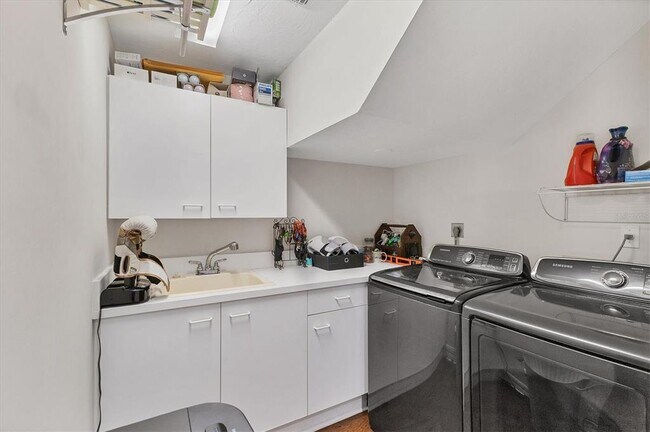 Building Photo - 1711 Starling Dr