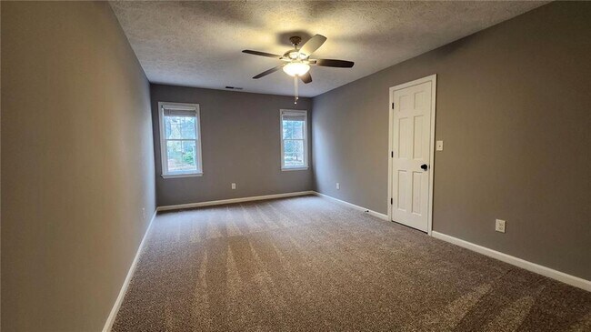 Building Photo - 5139 Chestnut Cir