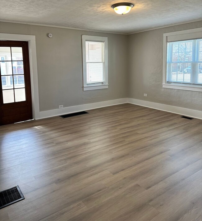 Building Photo - Renovated 3-Bedroom Gem within walking dis...