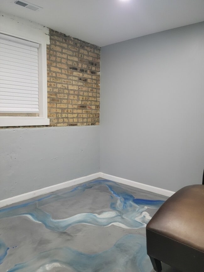 Building Photo - 2419 N Kostner Ave