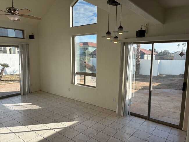 Building Photo - 2 Bedroom 2.5 Bath Townhome!