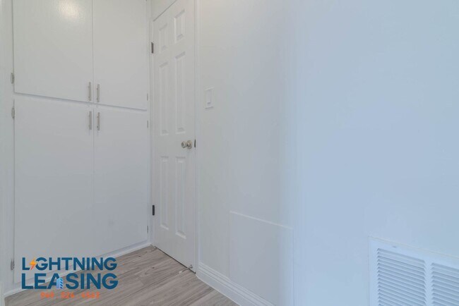 Building Photo - 11623 Sylvan St
