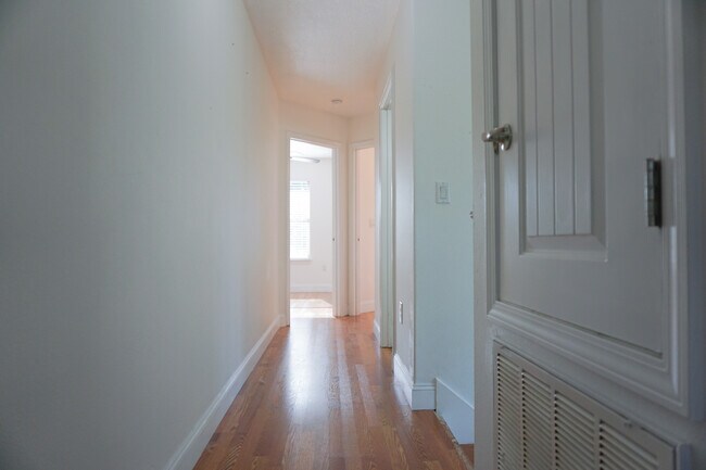 Building Photo - 127 Bronze Cir