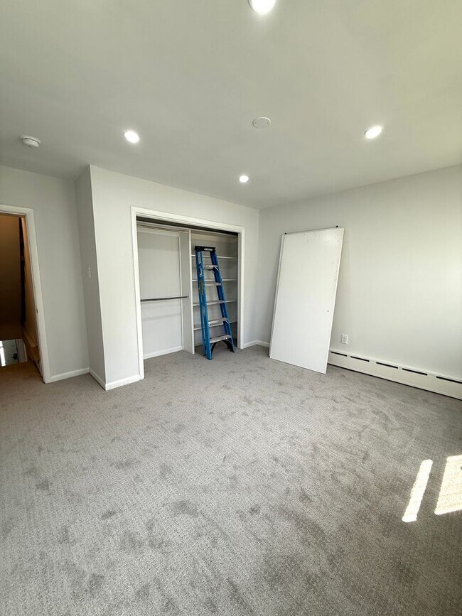 Building Photo - 4 bed 2 bath home with yard