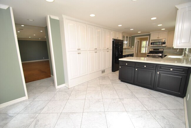 Building Photo - Stunning Colonial Revival in Bixby Knolls