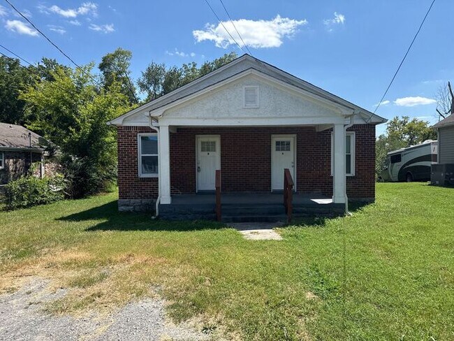 Building Photo - FOR RENT - Renovated Duplex in Gallatin - Half Off 1st Month Move in Special!